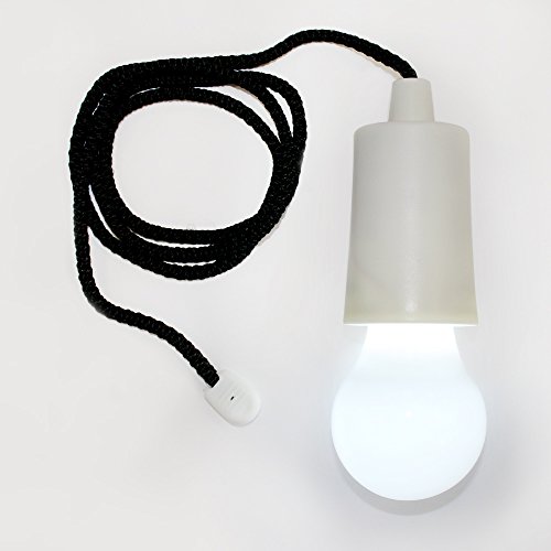 bombilla LED colgante blanca con baterías, ideal para iluminación decorativa y portátil en interiores y exteriores.