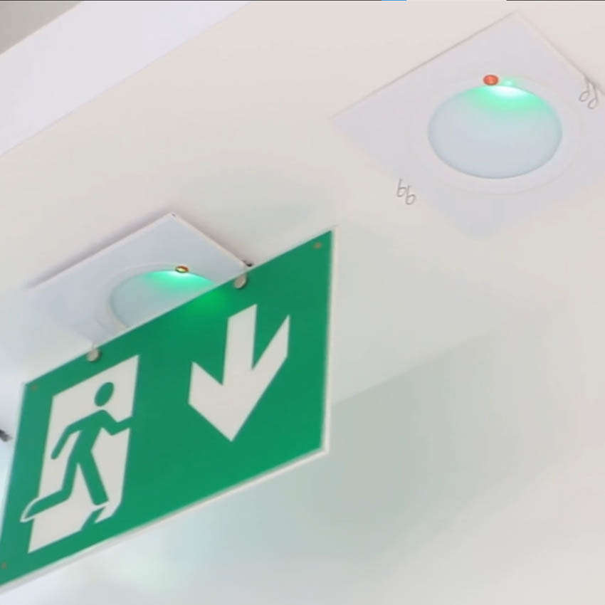 emergencia LED 200lm, autonomía de 3 horas, IP20, uso no permanente, ideal para iluminación de emergencia en espacios cerrados.